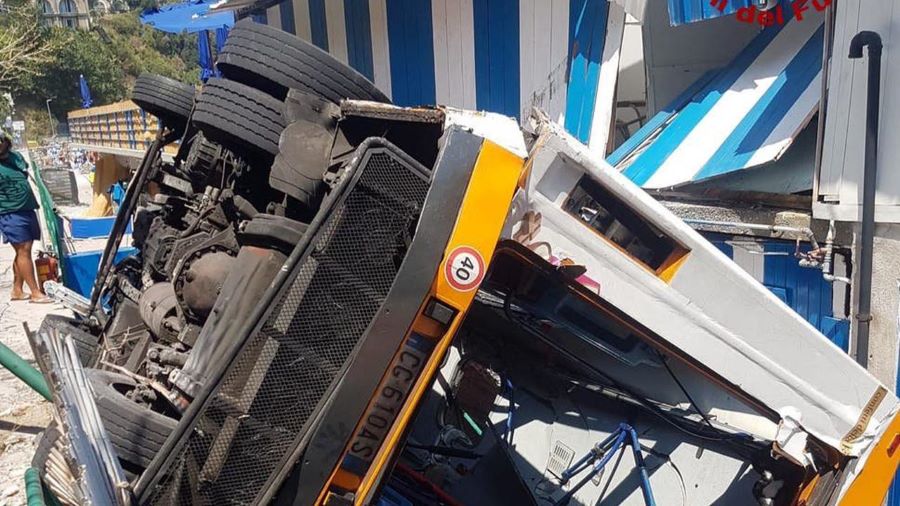 Bus accident on Capri. Bus on side after leaving road. Image courtesy of Vigili del Fuego