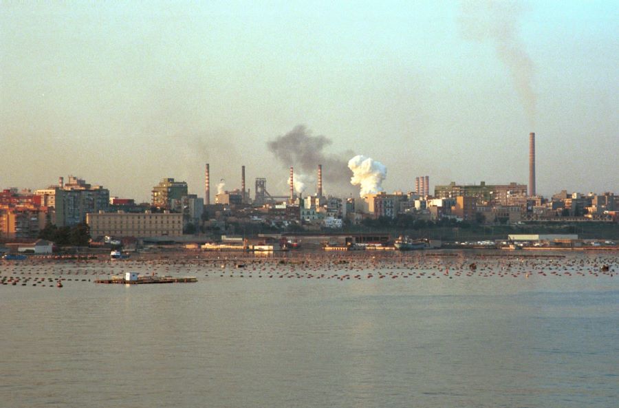 Ilva plant, 2007 Image by Alberto Vaccaro via flickr.com under https://creativecommons.org/licenses/by/2.0/