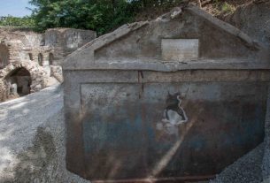 Tomb in Pompeii with skeletal remain