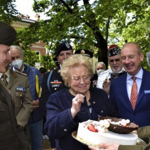 US Army ‘returns’ birthday cake 77 years after stealing it from Italian girl