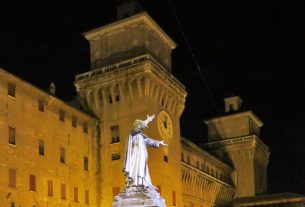 Castello Estense and statue of Savonarola at night - Our quick guide to Ferrara