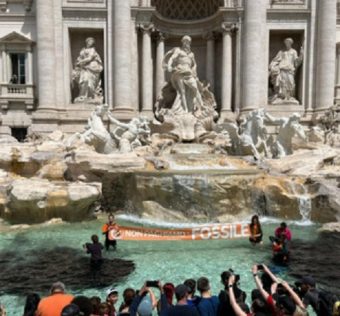 eco-vandalism at Trevi fountain in Rome