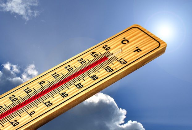 Extreme heat across Italy sees workers threaten strike action. Image shows thermometer registering almost 50º