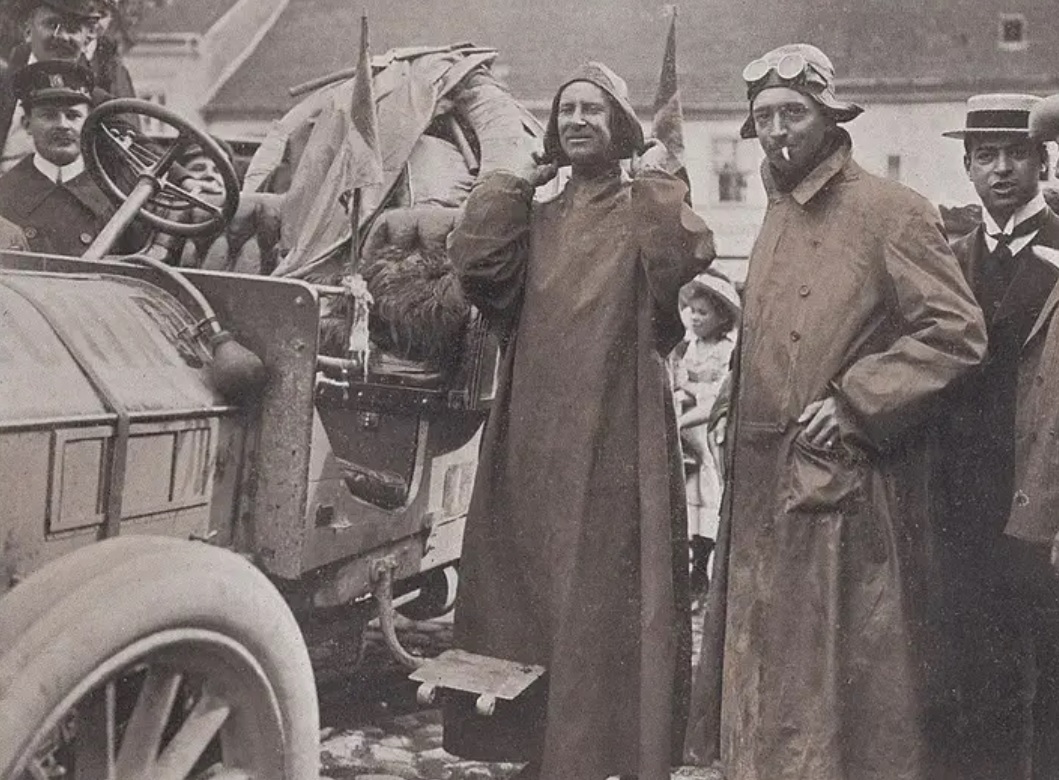 Borghese (left) and Barzini (right) during the 1907 Peking to Paris race