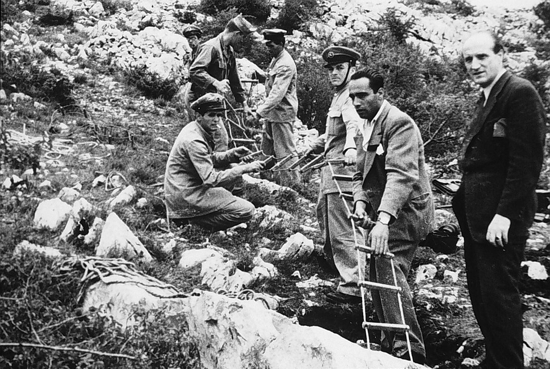 The discovery of the entrance to a mass grave in Friuli after World War II. Image: Wikipedia