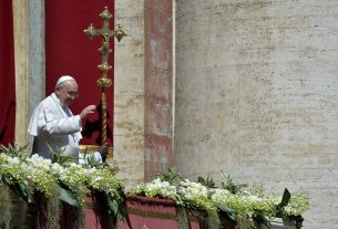 Pope Francis delivers the traditional "Urbi et Orbi" blessing for Rome and the world during Easter celebrations on April 20, 2014 at St Peter's square in Vatican