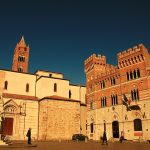 Piazza Dante, Grosseto. Di Alienautic - Opera propria, CC BY-SA 4.0, https://commons.wikimedia.org/w/index.php?curid=94627655