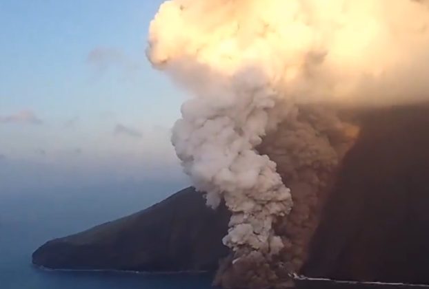 Etna eruption with lava and ash - still from video di Vigili del Fuoco on X