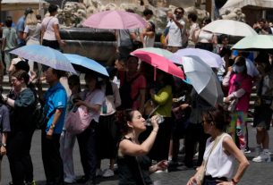 Six cities on red alert for weather Tourists sheltering under umbrellas as they line up to enter the Pantheon in Rome, July 8, 2023 during the heatwave. Gregorio Borgia/AP