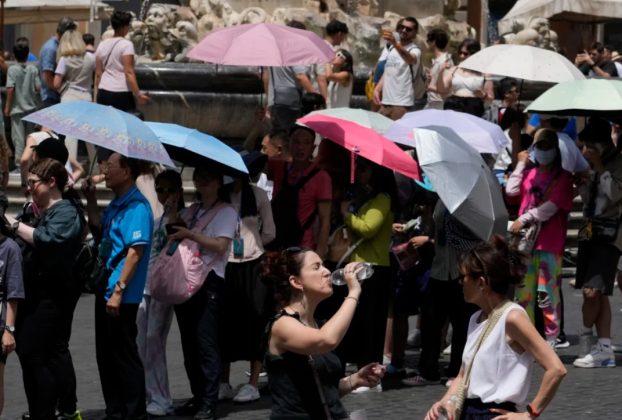 Six cities on red alert for weather Tourists sheltering under umbrellas as they line up to enter the Pantheon in Rome, July 8, 2023 during the heatwave. Gregorio Borgia/AP