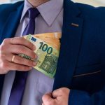 Image shows man pocketing a bribe. Sogei director arrested for receiving a bribe. Credit:Freepik