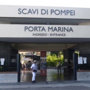 Illegal vendors removed from oputside pompeii entrance