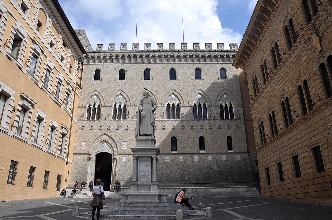 Bank Monte dei Paschi di Siena By Herbert Frank from Wien (Vienna), AT - Siena, Piazza Salimbeni (Bank Monte dei Paschi di Siena), CC BY 2.0, https://commons.wikimedia.org/w/index.php?curid=65265670