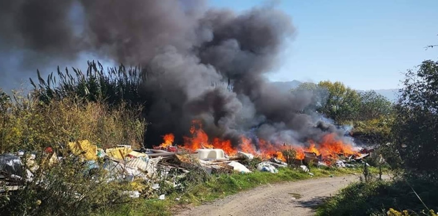 Illegal burning of dumped waste near Naples. Image: Courtesy of Angelo Ferrillo, www.laterradeifuochi.it