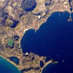 quakes in Campi Flegrei. View of area from ISS. Credit: Por AlMare - NASA, Dominio público, https://commons.wikimedia.org/w/index.php?curid=959763