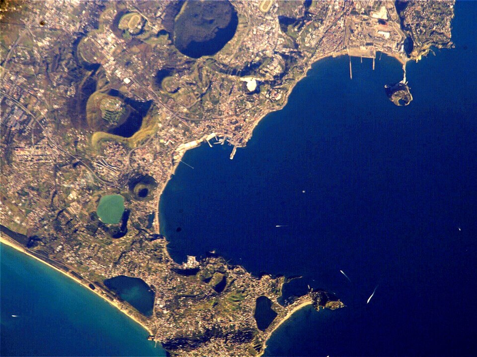 quakes in Campi Flegrei. View of area from ISS. Credit: Por AlMare - NASA, Dominio público, https://commons.wikimedia.org/w/index.php?curid=959763