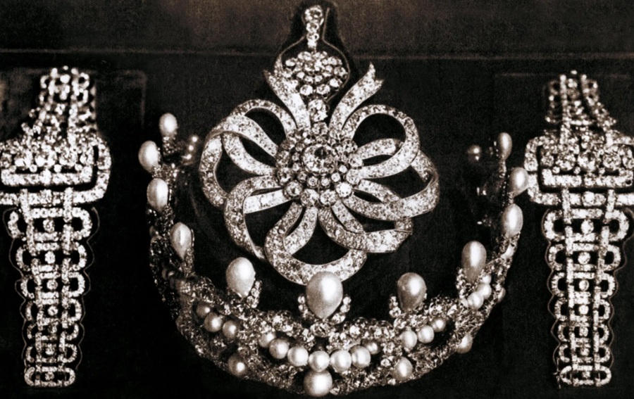 1950s photograph of some of the Italian crown jewels.