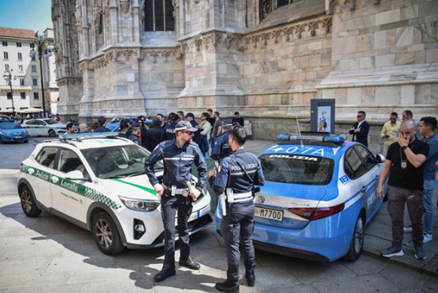 Murderer commits suicide by jumping from Milan duomo