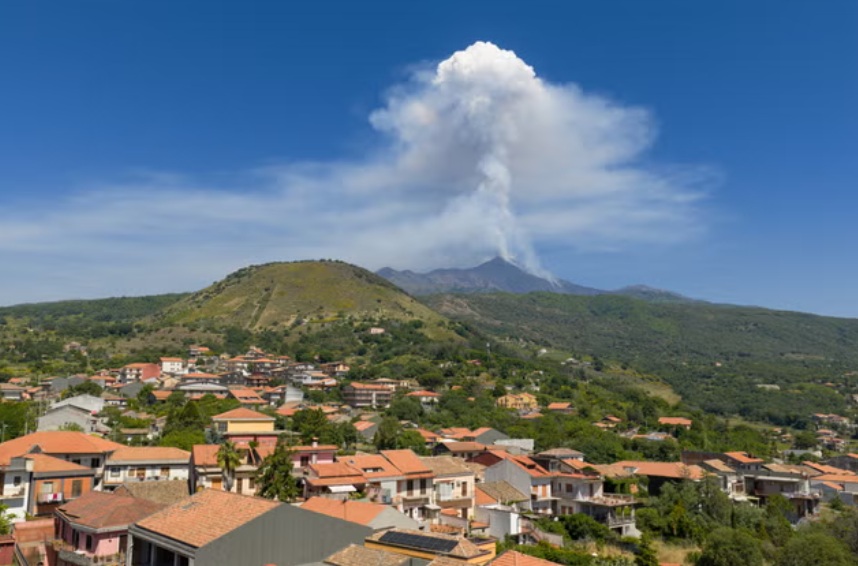 Etna tours resumed today following yesterday's eruption. Image credit: REUTERS