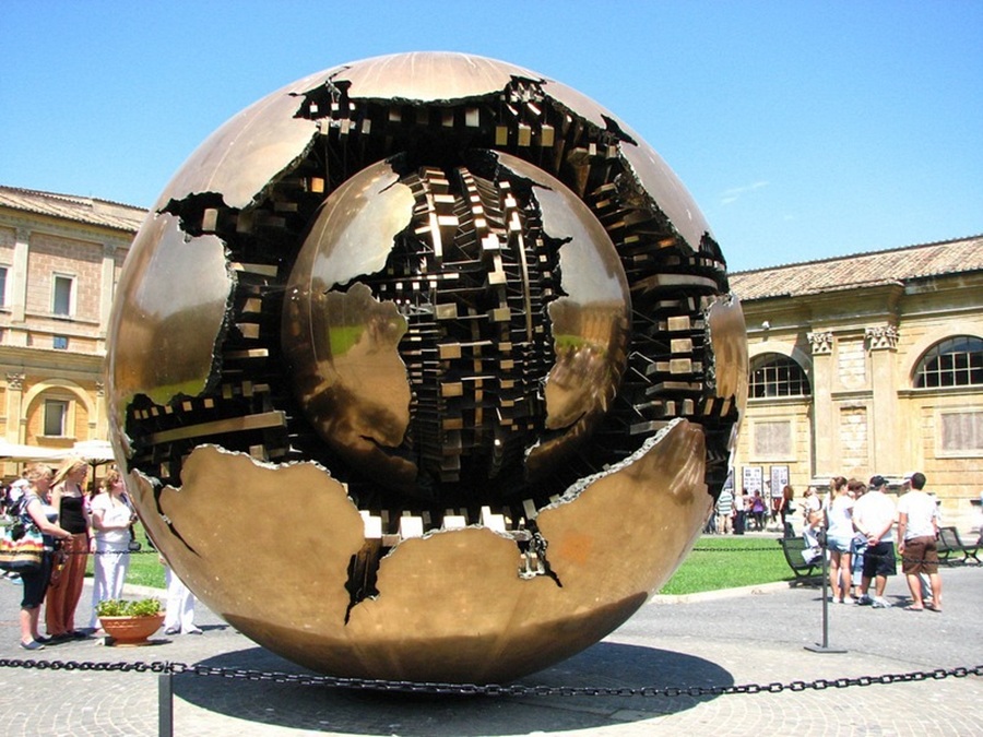 Sfera con Sfera - Arnaldo Pomodoro
