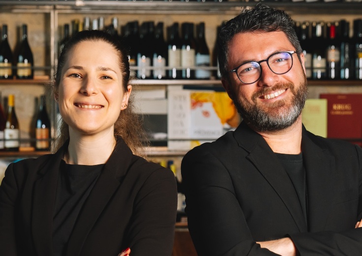Ottavio Bindila e Mara Severin guidano il servizio con eleganza, tecnica e naturalezza.
Credit: Instagram
