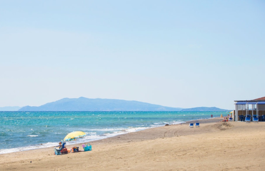 Teen dies after sand hole collapses in on him.