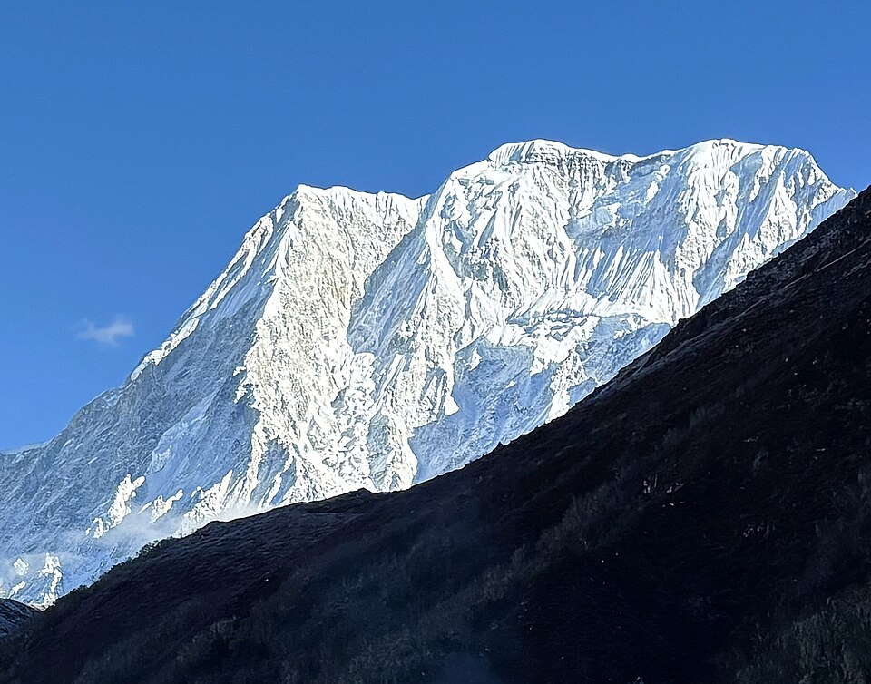 Panbari Peak in Nepal's Himalayas. By National Snow and Ice Data Center - File:Bimthang, Nepal.jpg, CC BY 2.0, https://commons.wikimedia.org/w/index.php?curid=163451287