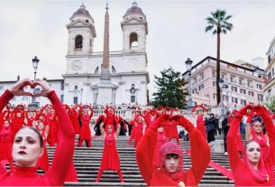 activists on Spanish Steps the day femicide law approved. Credit: La Presse