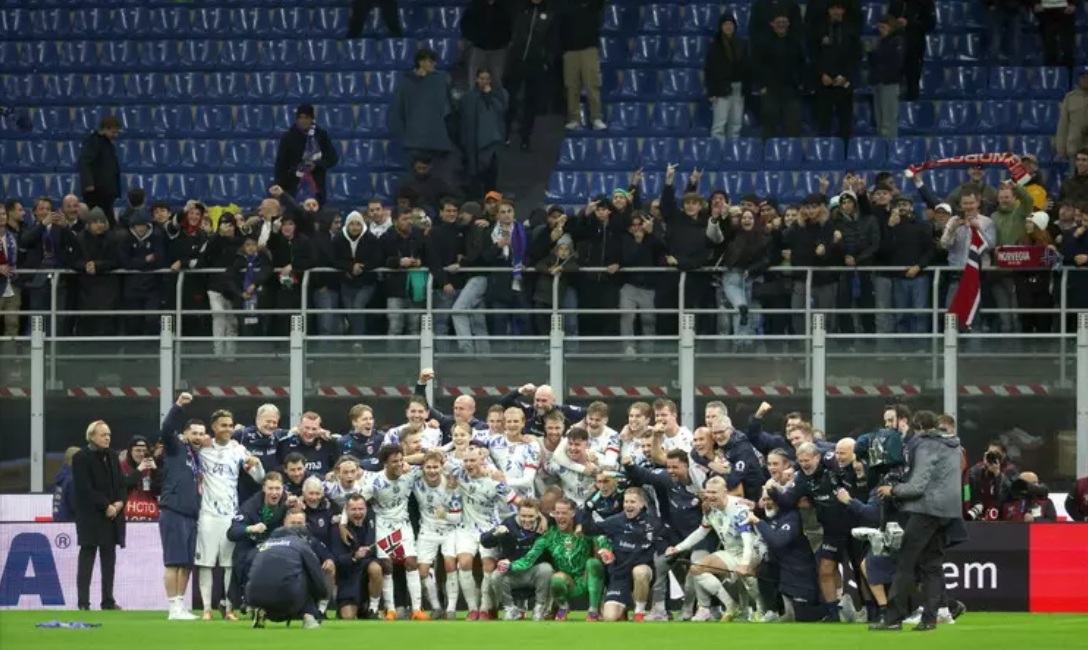 Norwegian team celebrate 4-1 win over Italy in World Cup qualifier