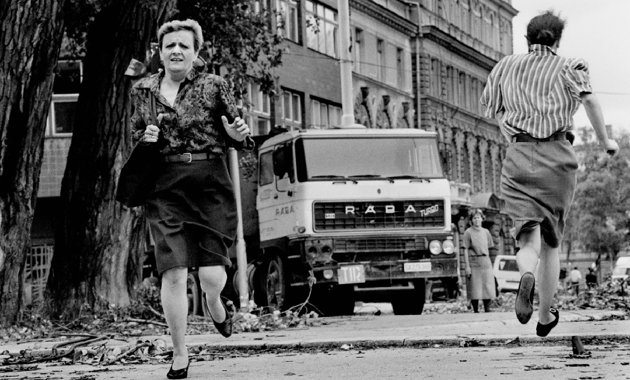 Probe into "human safari" claims - Italian nationals reportedly paid to kill citizens during the Bosnian conflict. Image shows women running across 'sniper alley' in Sarajevo 1992. Photograph: Tom Stoddart/Getty Images