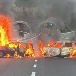 Security van hesit in southern Italy. Burning cars used to isolate van. Image credit: x.com
