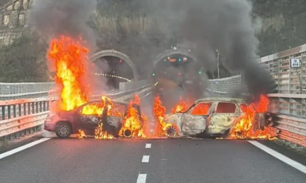 Security van hesit in southern Italy. Burning cars used to isolate van. Image credit: x.com