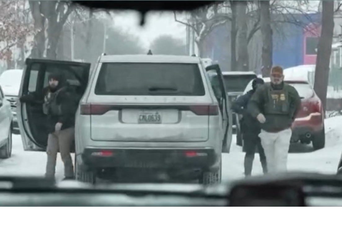 Screenshot from video of ICE agents threatening Italian journalist. Image credit: https://www.instagram.com/inmezzorarai/