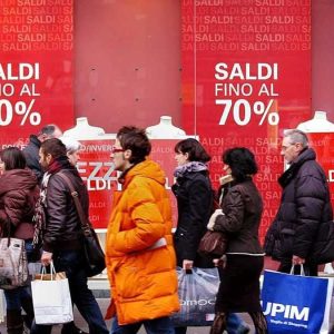 Discount in shop window for Italy's winter sales.