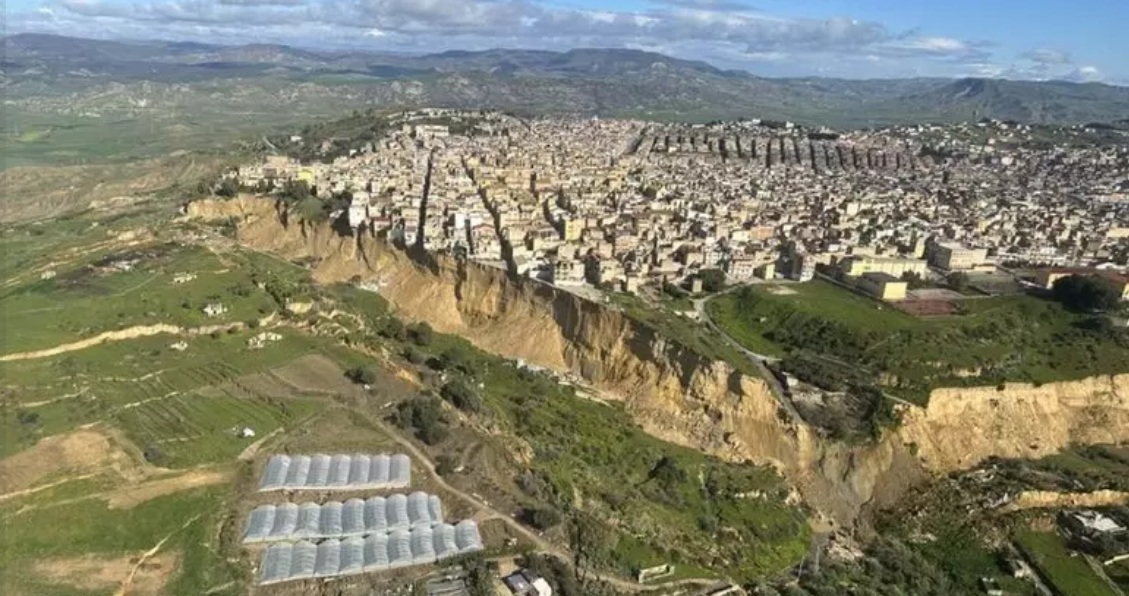 Niscemi above the Gela plain with houses teetering on the edge of the cliff.