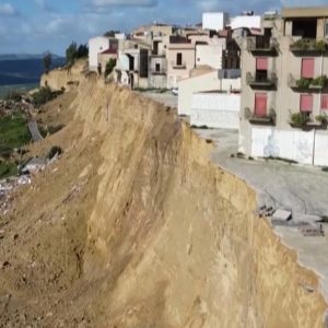 Niscemi landslide leaves town on cliff edge
