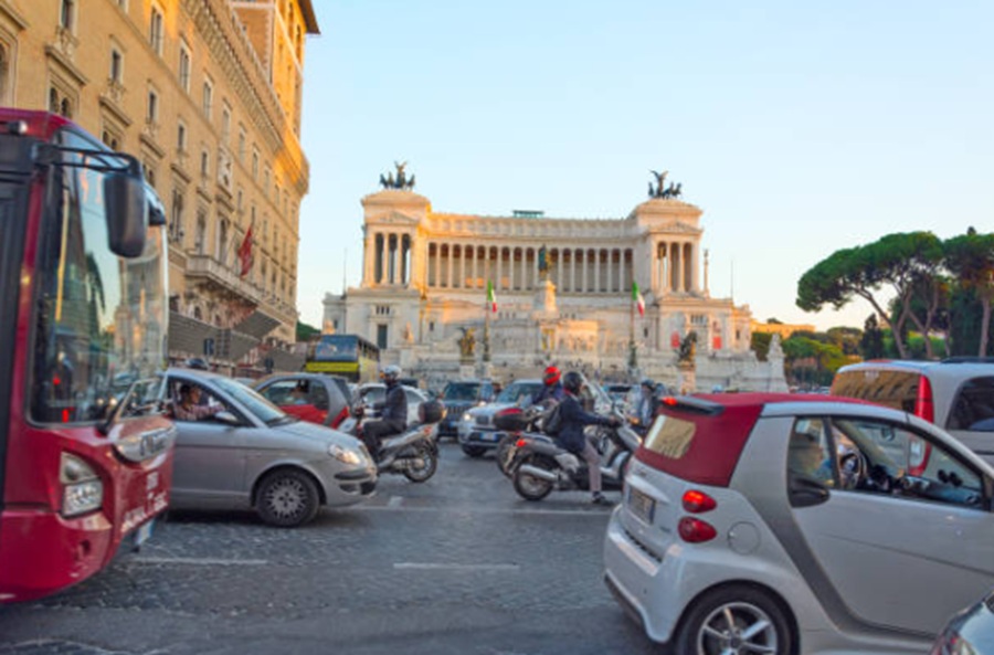 Rome introduces 30 km/h speed limit in historic centre. Image shows congested traffic in centre of Rome. Image credit: istock