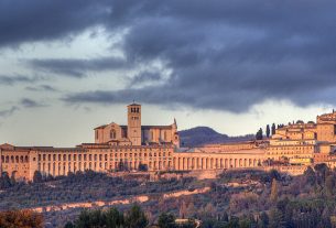 Panorama of Assisi, Umbria. Image crfedit: By Roberto Ferrari from Campogalliano (Modena), Italy - Assisi, CC BY-SA 2.0, https://commons.wikimedia.org/w/index.php?curid=5006520