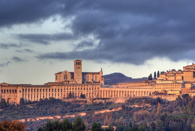 Panorama of Assisi, Umbria. Image crfedit: By Roberto Ferrari from Campogalliano (Modena), Italy - Assisi, CC BY-SA 2.0, https://commons.wikimedia.org/w/index.php?curid=5006520
