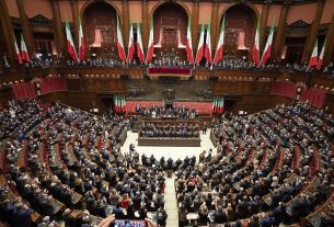 How the Italian government works. Image shows The Italian parliament in joint session for the inauguration of President Sergio Mattarella (3 February 2022) By Quirinale.it, Attribution, https://commons.wikimedia.org/w/index.php?curid=114948448