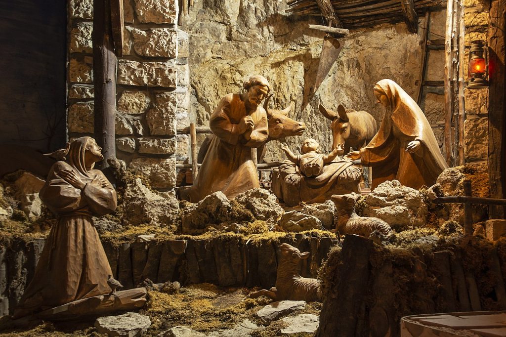 Santuario di Greccio, Presepe nel lato opposto all'Altare. San Francesco in adorazione della Natività. MonDoMD, CC BY-SA 4.0 <https://creativecommons.org/licenses/by-sa/4.0>, via Wikimedia Commons