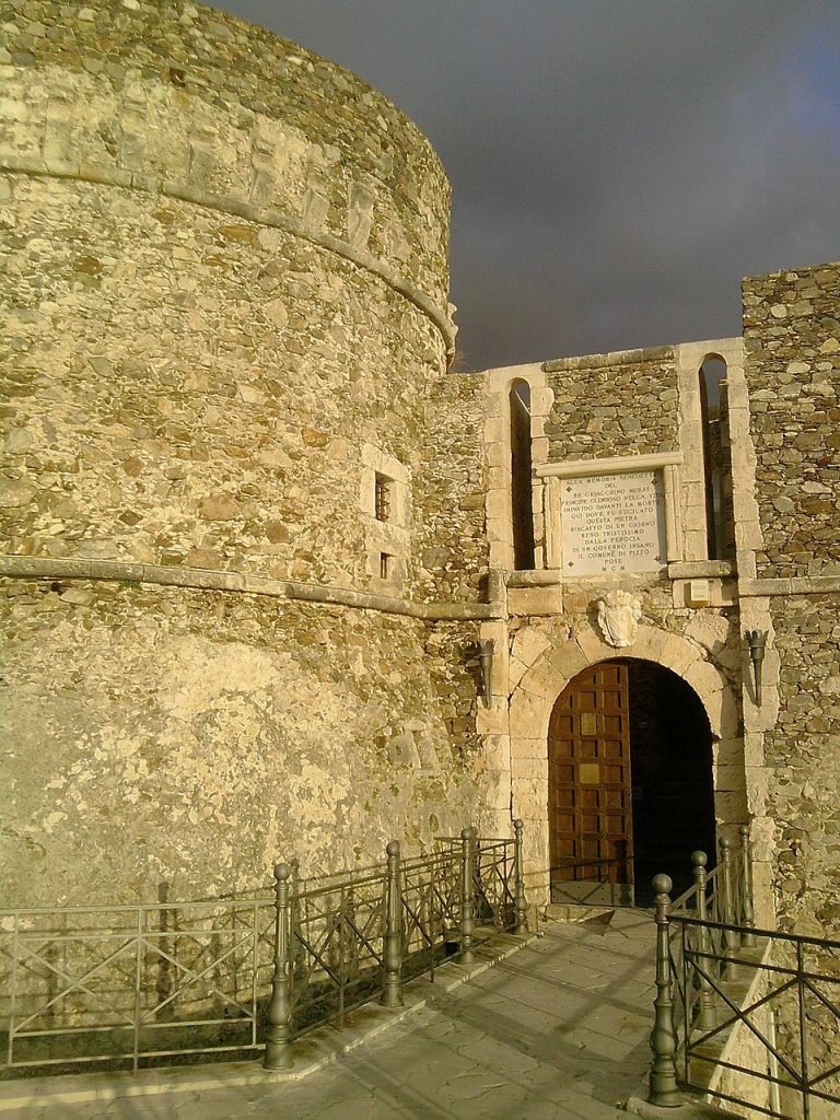 Castello di Pizzo, Murat's place of imprisonment and execution By Alfredo Ledonne - Own work, CC BY-SA 4.0, https://commons.wikimedia.org/w/index.php?curid=44205126