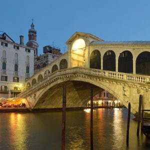 Rialto bridge at night. It was deisgned by Antonio da Ponte. Image credit: https://upload.wikimedia.org/wikipedia/commons/8/87/Ponte_di_Rialto_facciata_ovest_di_sera.jpg This Photo was taken by Wolfgang Moroder