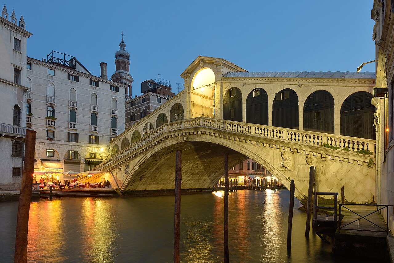 Rialto bridge at night. It was deisgned by Antonio da Ponte. Image credit: https://upload.wikimedia.org/wikipedia/commons/8/87/Ponte_di_Rialto_facciata_ovest_di_sera.jpg This Photo was taken by Wolfgang Moroder