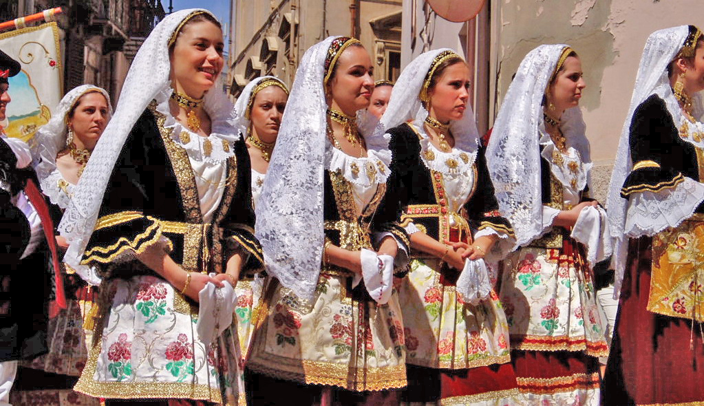 Sardinian women in regional dress.  By Cristiano Cani from Cagliari, Italia - Bellezze di Sardegna, CC BY 2.0, https://commons.wikimedia.org/w/index.php?curid=11761509