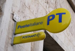 Poste Italiane sign Por User:Mattes - Trabajo propio, CC BY-SA 3.0, https://commons.wikimedia.org/w/index.php?curid=7525393