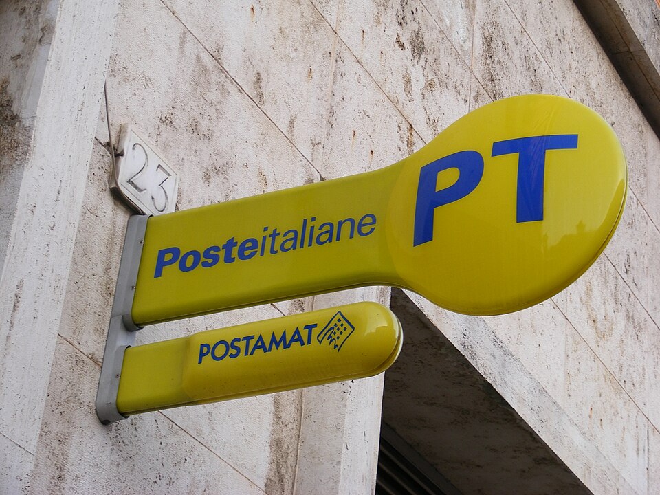 Poste Italiane sign Por User:Mattes - Trabajo propio, CC BY-SA 3.0, https://commons.wikimedia.org/w/index.php?curid=7525393