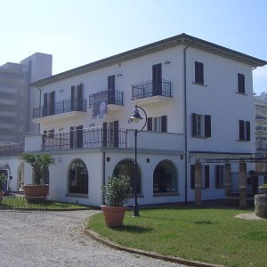 Villa Mussolini in Riccione. By Matrixmorbidoso at Italian Wikipedia - Transferred from it.wikipedia to Commons by Trixt using CommonsHelper., Public Domain, https://commons.wikimedia.org/w/index.php?curid=8425734