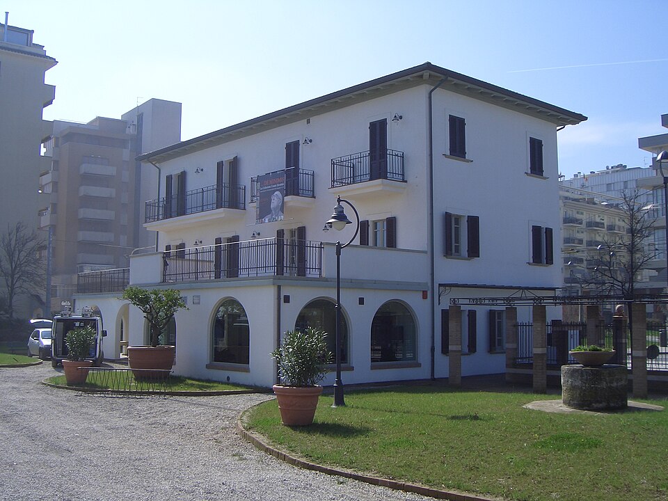 Villa Mussolini in Riccione. By Matrixmorbidoso at Italian Wikipedia - Transferred from it.wikipedia to Commons by Trixt using CommonsHelper., Public Domain, https://commons.wikimedia.org/w/index.php?curid=8425734