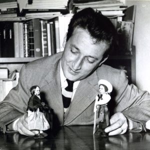 Gianni Rodari in the 1950s. By famiglia Rodari - https://www.internazionale.it/notizie/vanessa-roghi/2020/04/14/gianni-rodari-meraviglioso-intellettuale, Public Domain, https://commons.wikimedia.org/w/index.php?curid=96210678